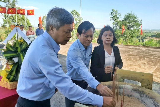 Phó Chủ tịch UBND tỉnh Hồ Quang Bửu dâng hoa, viếng hương tại Tượng đài chiến thắng Núi Thành