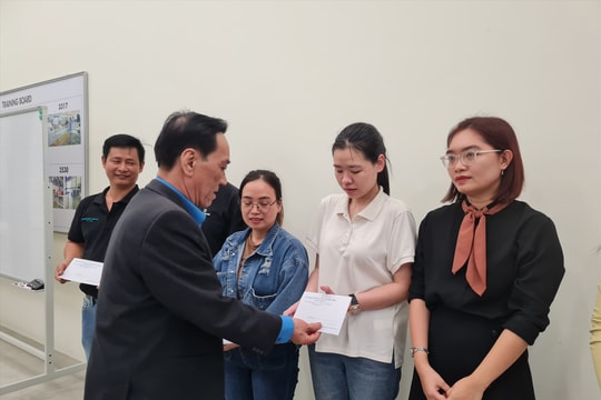 Thăm, tặng quà tết công nhân khó khăn
