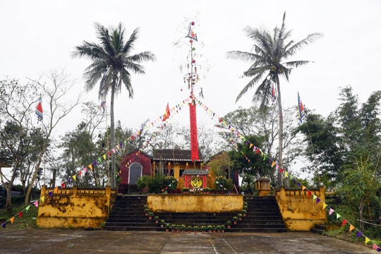 Về phố Hội xem dựng cây nêu...