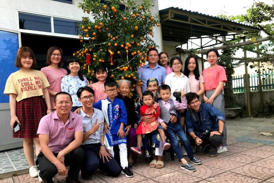 Tết đợi người về