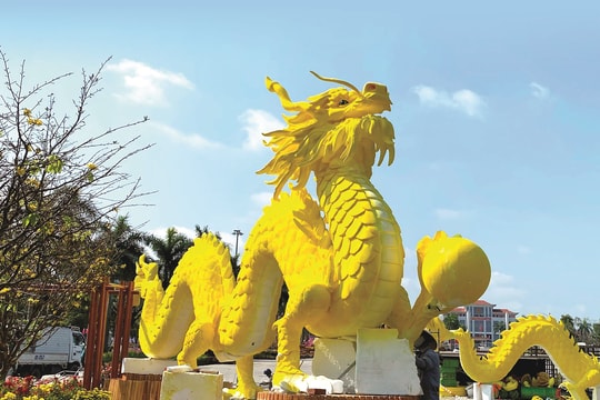 Quảng trường 24/3 Tam Kỳ: Rồng vàng và ngàn hoa rực rỡ đón xuân
