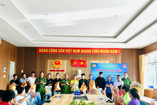 Phường Hòa Hương gặp mặt, tặng quà người hoàn lương