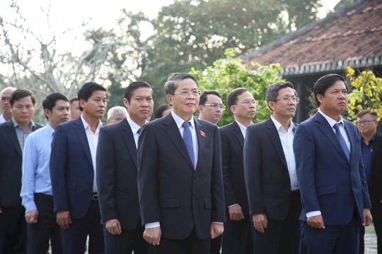 Phó Chủ tịch Quốc hội Nguyễn Đức Hải dâng hương tưởng niệm Chủ tịch Hội đồng Nhà nước Võ Chí Công