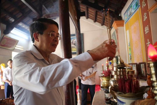 Phó Chủ tịch Quốc hội Nguyễn Đức Hải dâng hương tại Nhà lưu niệm mẹ Nguyễn Thị Thứ