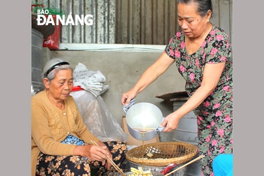 Làng bánh khô mè Quang Châu nhộn nhịp dịp Tết