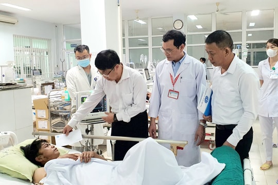 Tặng 50 suất quà tết cho bệnh nhân khó khăn