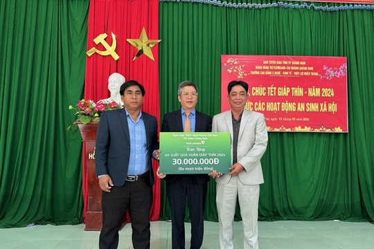 Vietcombank Quảng Nam tặng quà tết người dân xã vùng cao Tà Pơơ