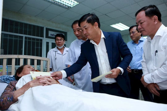 Bí thư Tỉnh ủy Lương Nguyễn Minh Triết thăm, chúc tết các đơn vị làm nhiệm vụ đêm giao thừa