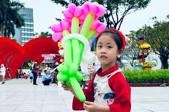 Sáng mồng 1 Tết, dòng người đến Quảng trường “tắm mát” mưa xuân