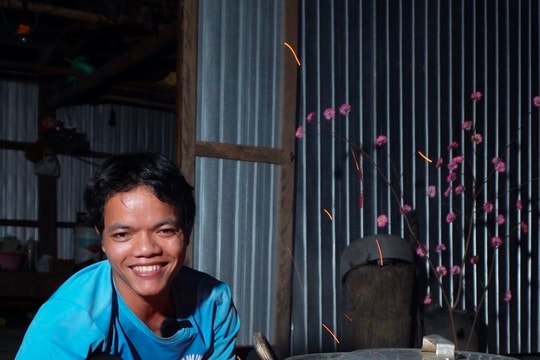 Ngày xuân, cùng hot Tiktoker Alăng Brắc trổ tài gói bánh tét