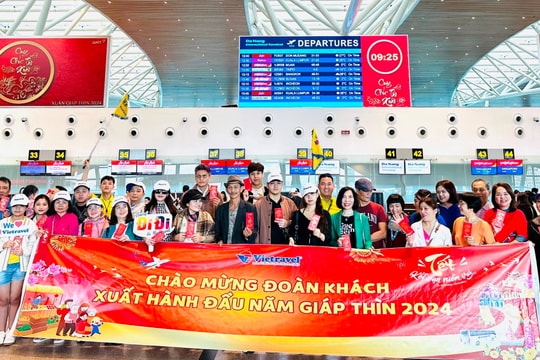 Khách du xuân theo nhóm gia đình chiếm số lượng lớn