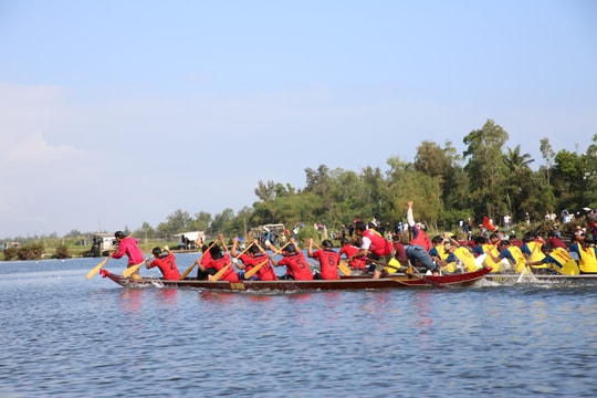 Vui hội đua ghe làng Tỉnh Thủy