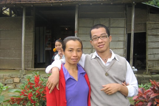 Ngồi với má trước hiên nhà