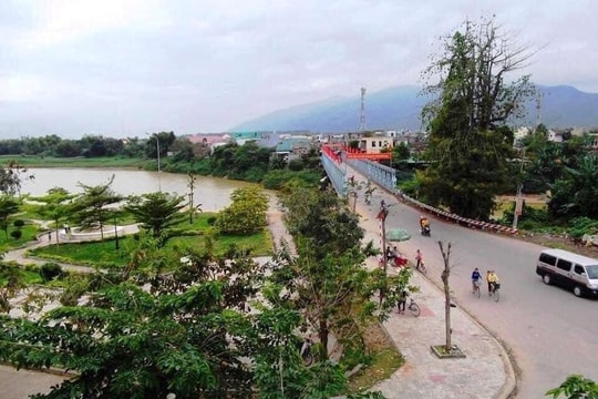 Thương cây cầu gầy…