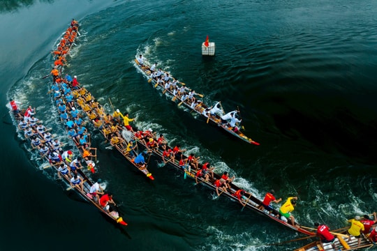Rủ nhau xem hội đua thuyền...