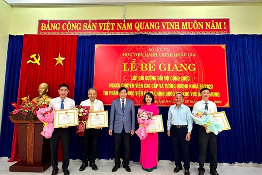 Bế giảng lớp bồi dưỡng ngạch chuyên viên cao cấp khóa 26