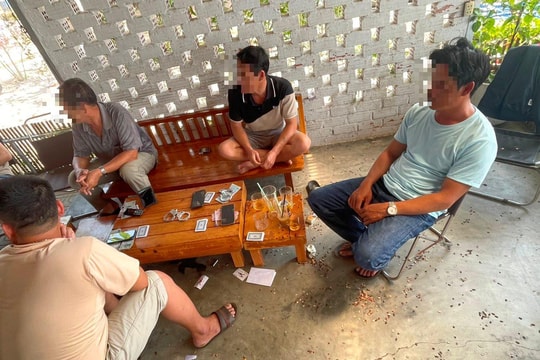 Công an Tam Kỳ khởi tố 5 đối tượng đánh bạc