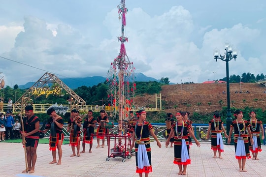 Giữ gìn bản sắc văn hóa ở trường nội trú Nước Oa: Học sinh "dạy" học sinh