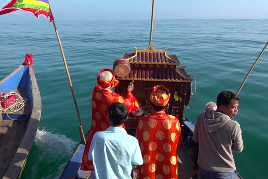 Thiêng liêng lễ cầu ngư ở làng biển Thuận An