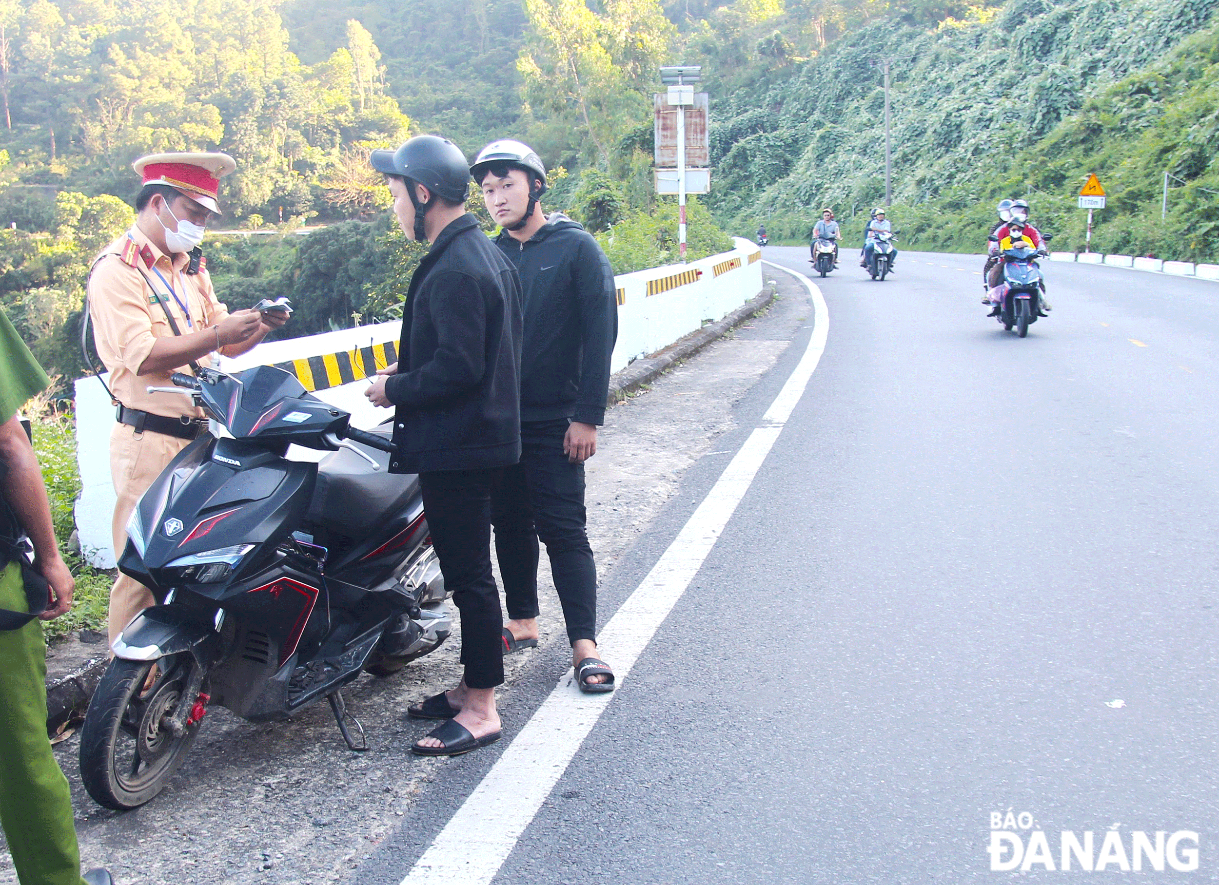 Bảo đảm trật tự an toàn giao thông trên đèo Hải Vân