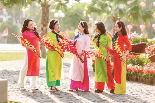 Du xuân cùng áo dài