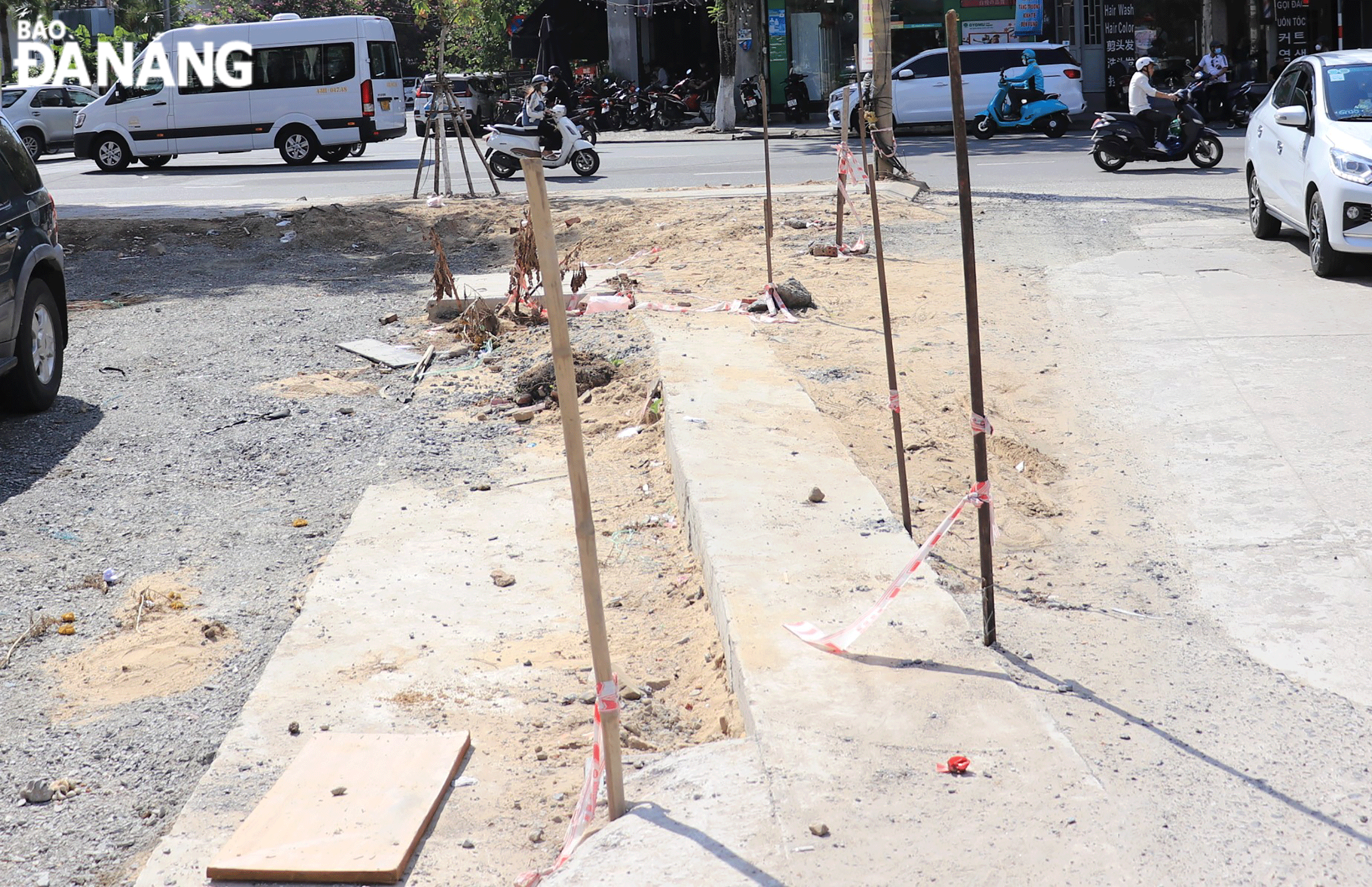 Giao thông rối rắm tại nút giao thi công dang dở