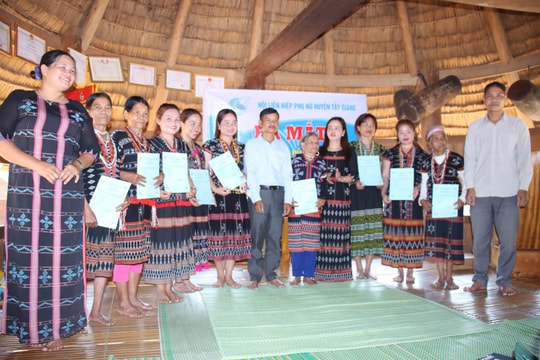 Phụ nữ Tây Giang ra mắt mô hình điểm “Gia đình 5 có, 3 sạch”