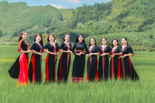 Vẻ đẹp của phụ nữ vùng cao Quảng Nam trong tà áo dài thổ cẩm