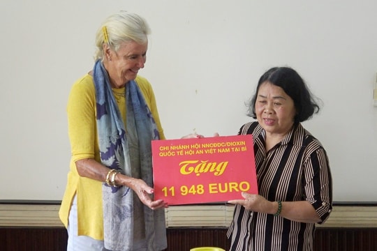 Ủng hộ hơn 300 triệu đồng vào quỹ Hội Nạn nhân chất độc da cam/dioxin TP.Hội An