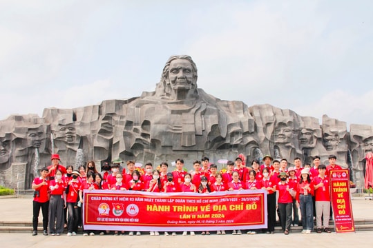 Đoàn viên Phân viện Học viện Hành chính quốc gia khu vực miền Trung hành trình về địa chỉ đỏ