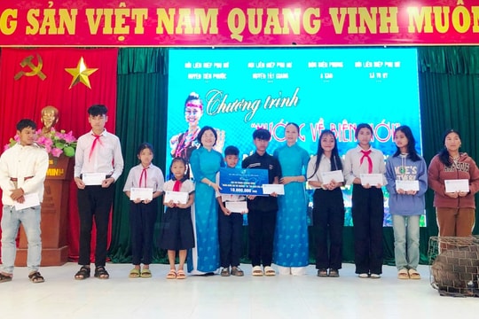 Hội LHPN huyện Tiên Phước trao quà tại xã biên giới Tr’Hy