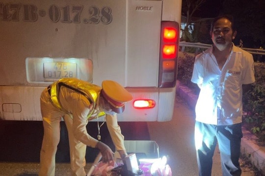 Phát hiện thuốc lá lậu trên xe khách