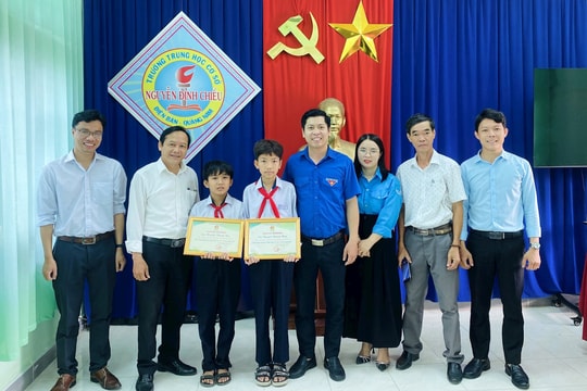 Nhặt được điện thoại iphone, hai học sinh Quảng Nam trả lại người mất