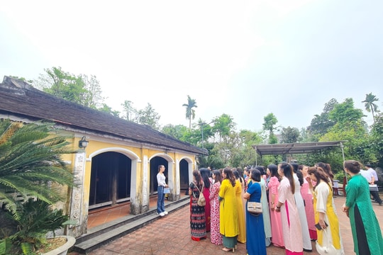 Du lịch về nguồn