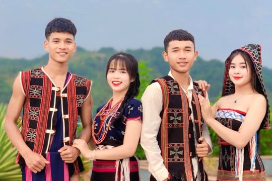 Học sinh miền núi thi ảnh Nét đẹp trang phục truyền thống các dân tộc