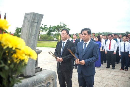 Lãnh đạo tỉnh Quảng Nam viếng hương tri ân Anh hùng liệt sĩ, Bà mẹ Việt Nam anh hùng