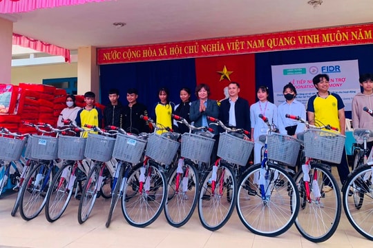 Trao tặng 50 xe đạp và nhiều phần quà cho học sinh nghèo ở Đông Giang