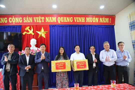 Bí thư Tỉnh ủy Lương Nguyễn Minh Triết thăm thầy trò Trường THPT Tây Giang và Võ Chí Công