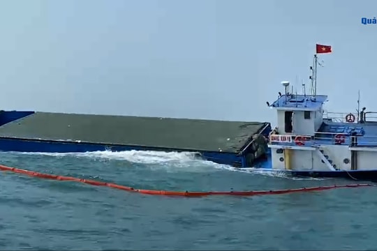 Quây phao chống tràn dầu tàu hàng Giang Anh 18 sắp chìm