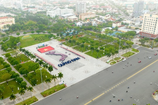 Tuổi trẻ Quảng Nam xếp hình bản đồ Việt Nam