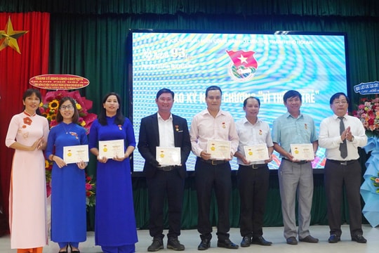 Thành đoàn Hội An trao kỷ niệm chương "Vì thế hệ trẻ" cho 6 cá nhân