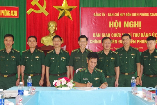 Bàn giao chức vụ Bí thư Đảng ủy, Chính trị viên Đồn Biên phòng A Xan