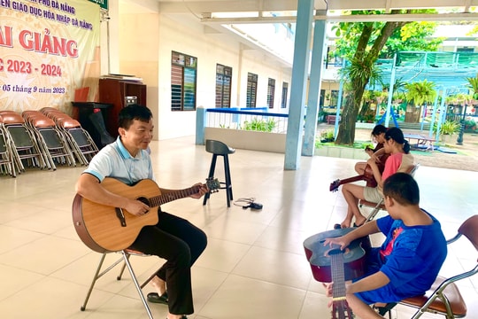 Lớp học đặc biệt của người thầy khiếm thị