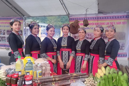 Nam Giang tổ chức phiên chợ đêm năm 2024 vào tối 21/4