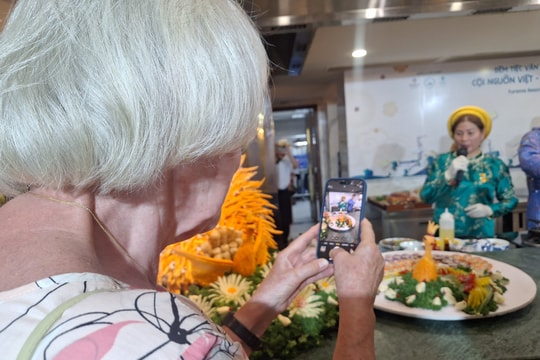 Du khách thưởng thức văn hóa ẩm thực 'Cội nguồn Việt - Nghệ nhân Di sản Việt'