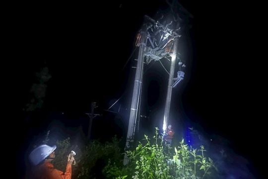 Điện lực Trà My xuyên đêm khắc phục sự cố điện