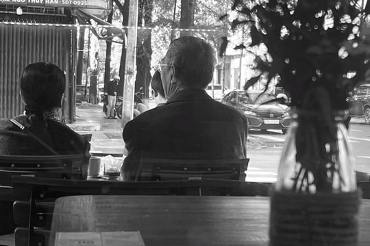 Về già, ngồi cạnh nhau