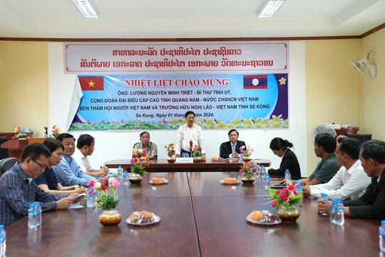 Bí thư Tỉnh ủy Lương Nguyễn Minh Triết thăm Hội người Việt Nam tại tỉnh Sê Kông