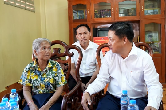 Bí thư Tỉnh ủy Lương Nguyễn Minh Triết thăm gia đình đồng chí Bô Nhơn - Lê Viết Muồng