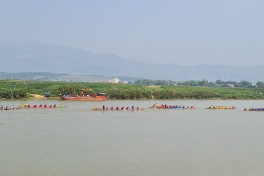 Sôi nổi giải đua ghe truyền thống tại Lễ hội Bà Phường Chào